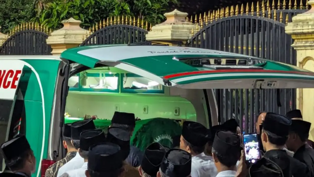 Jenazah pimpinan yang juga pengasuh Pondok Modern Darussalam Gontor (PMDG) Ponorogo, Amal Fathullah Zarkasyi tiba di rumah duka.