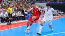 Pemain Timnas Futsal Indonesia, Samuel Eko, berebut bola dengan pemain Irak, Harith Al- Obaidi, dalam laga Grup A Piala Asia Futsal 2026 di Indonesia Arena, Jakarta, Sabtu (31/1/2026). (Bola.com/Bagaskara Lazuardi)