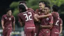 Pemain Persija Jakarta, Ramdani Lestaluhu, tertawa bersama rekan-rekannya saat latihan di Lapangan ABC, Jakarta, Jumat (30/3/2018). Latihan ini persiapan jelang laga Liga 1 melawan Arema FC. (Bola.com/Vitalis Yogi Trisna)