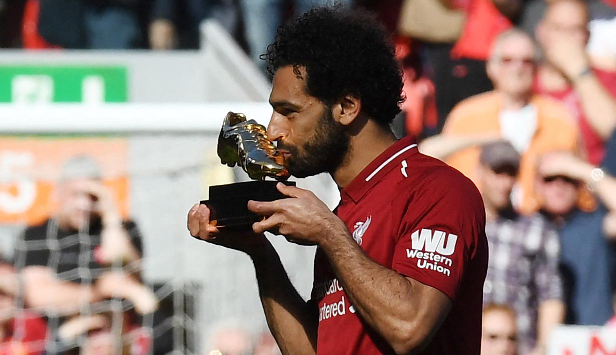Mohamed Salah masih memimpin dalam daftar top skor sementara Liga Inggris 2021/2022 dengan koleksi 19 gol. Ia mengincar gelar sepatu emas ketiganya dan yang ketujuh bagi Liverpool di era Premier League. Berikut 6 koleksi Sepatu Emas Liverpool yang telah diraih. (AFP/Paul Ellis)