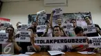  Direktur LBH Jakarta Alghiffari Aqsa bersama persatuan rakyat Jakarta membentangkan spanduk bertuliskan "tolak Pergub 228", Jakarta, Jum'at (11/6/2015). Mereka menolak keras peraturan gubenur Jakarta No 228 Tahun 2015 . (Liputan6.com/Faizal Fanani)