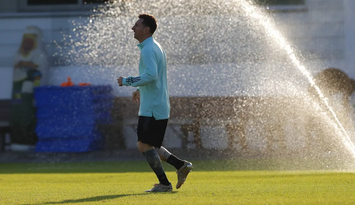 Penyerang Argentina, Lionel Messi menghadiri sesi latihan jelang pertandingan final Copa America melawan Brasil di Rio de Janeiro, Brasil, Jumat (9/10/2021).  Argentina dan Brasil akan bertanding untuk memperebutkan gelar juara Copa America 2021 di stadion Maracana. (AP Photo/Bruna Prado)