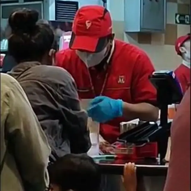 Wanita Tuli Unggah Video Beli Makanan di Restoran, Respons Staf dan Pengunjung Tuai Sorotan