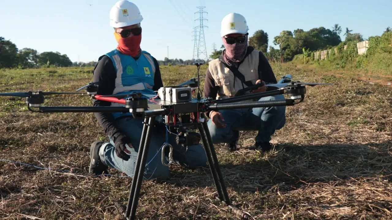 PLN sedang menarik kabel konduktor terhadap 4 menara terakhir dari 178 total menara jaringan di Sulsel menggunakan drone. (Dok PLN)