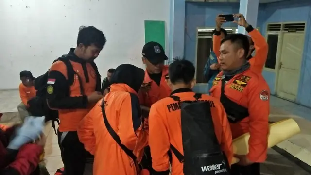 Tim SAR Gabungan berkoordinasi untuk mencari empat korban yang dinyatakan hilang hanyut di Sungai Rajasa, Belik, Pemalang. (Foto: Liputan6.com/BPBD Pemalang/Muhamad Ridlo)