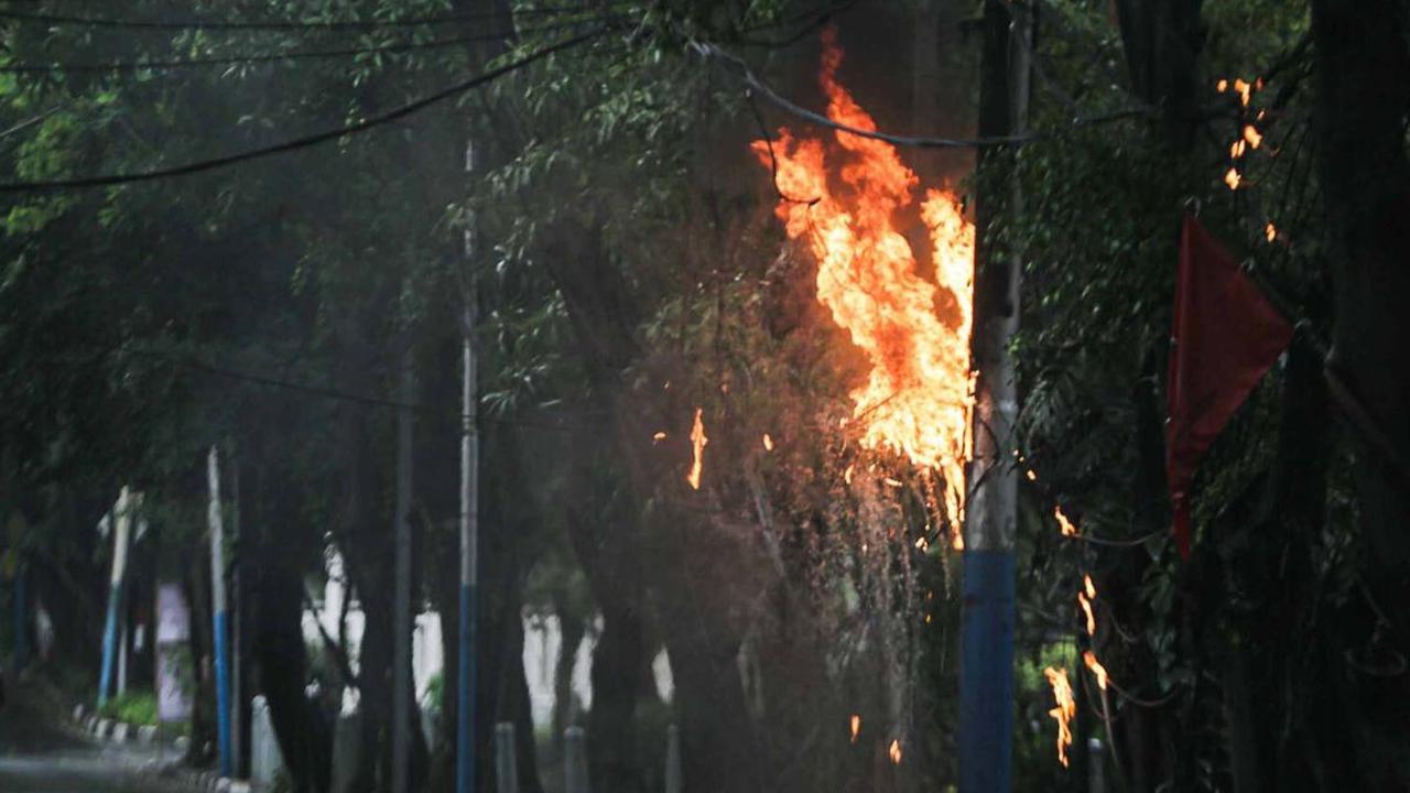 Sebuah tiang listrik tiba-tiba terbakar di Jalan Prof M Yamin menuju Taman Menteng, Jakarta, Rabu (17/1/2024). Insiden terjadi ketika hujan deras tengah mengguyur lokasi tersebut. Diduga, terbakarnya tiang listrik itu dipicu korsleting atau hubungan arus 