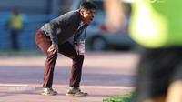 Pelatih Persela Lamongan, Nilmaizar memberikan instruksi kepada para pemainnya ketika bejumpa Borneo FC pada lanjutan Shopee Liga 1 2020, Sabtu (13/3/2020). (Dok. LIB)