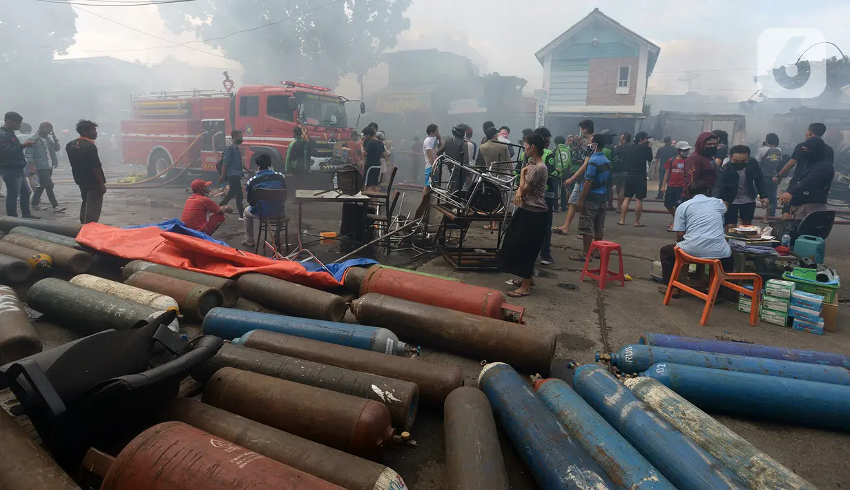 Suasana kebakaran rumah dan kios di Jalan Minangkabau, Jakarta, Selasa (7/7/2020). Delapan unit mobil pemadam kebakaran dikerahkan untuk memadamkan api yang hingga saat ini belum diketahui penyebab kebakaran. (merdeka.com/Imam Buhori)