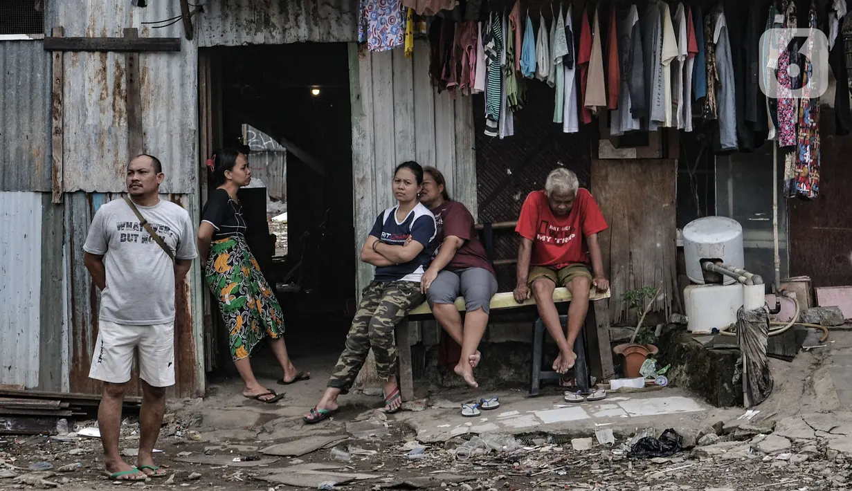 Warga meratapi rumahnya yang digusur di Jalan Pancoran Buntu II, Pancoran, Jakarta Selatan, Minggu (21/3/2021). Bentrokan terjadi demi menggagalkan penggusuran di lahan 5 hektare dengan alasan tidak mengikuti prosedur serta kasus sengketa lahan masih dalam persidangan. (merdeka.com/Iqbal S. Nugroho)
