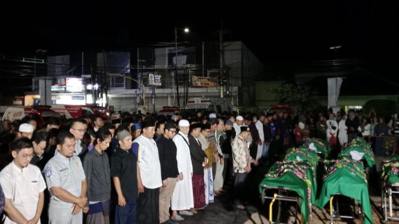7 Korban Kecelakaan Bus Maut di Bromo Dimakamkan di Jember, Tangis Keluarga Pecah