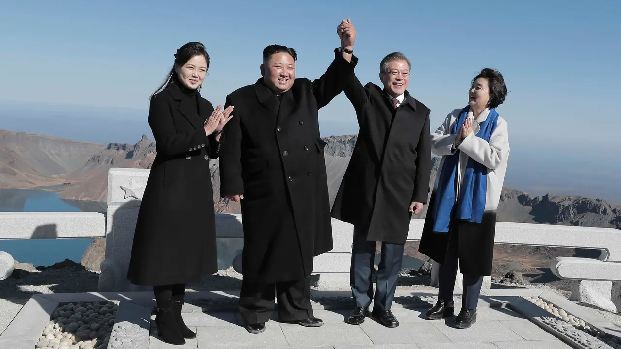Presiden Korea Selatan Ambil Air Gunung Sakral di Korea Utara