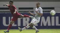 Gelandang Timnas Indonesia, Andik Vermansah, melepaskan umpan saat melawan Hongkong pada laga persahabatan di Stadion Wibawa Mukti, Jakarta, Selasa (16/10). Kedua negara bermain imbang 1-1. (Bola.com/Vitalis Yogi Trisna)