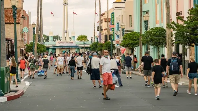 Omicron Belum Reda di AS, Disneyland Cabut Kewajiban Pakai Masker per 17 Februari 2022