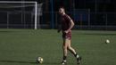 Pemain Persija Jakarta, Marko Simic, menggiring bola saat latihan di Lapangan ABC, Jakarta, Jumat (30/3/2018). Latihan ini persiapan jelang laga Liga 1 melawan Arema FC. (Bola.com/Vitalis Yogi Trisna)