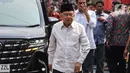 Sejumlah tokoh dan pejabat berdatangan untuk menyampaikan duka cita ke pihak keluarga Wakil Presiden ke-9 Republik Indonesia Hamzah Haz di rumah duka, Kawasan Tegalan, Matraman, Jakarta, Rabu (24/7/2024). Diantaranya, Wakil Presiden RI ke-10 dan 12 Jusuf Kalla. (Liputan6.com/Angga Yuniar)