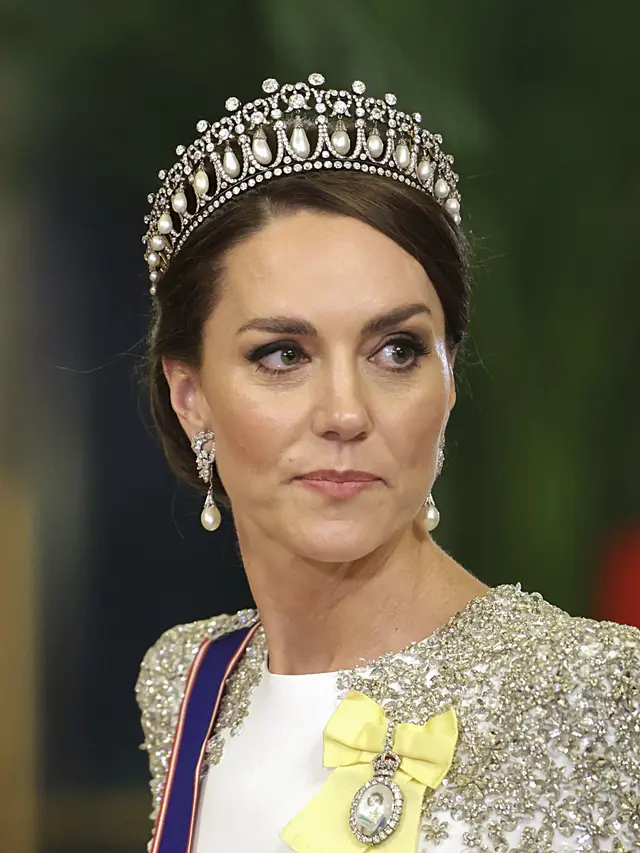 Cantiknya Kate Middleton Pakai Mahkota dan Anting Favorit Putri Diana