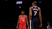 Pemain Sixers Joel Embiid berduel bintang Nets Kevin Durant pada laga NBA (AFP)