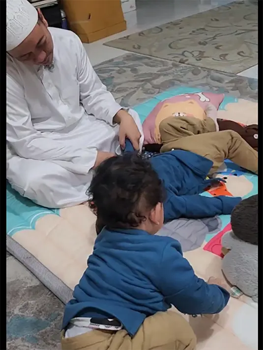 Diakhir kalimat, Bebi Silvana menjelaskan pergi ke Bandung membawa dua anak karena ibunya yang sedang sakit. Kepergiannya juga telah mendapatkan izin dari suami. "Kalau bukan untuk Ibuku suami tentu tak mengijinkan Aku lama² pergi. #hasanhusein #rumahtomboati," tutup Bebi Silvana. [Instagram/bebi.silvana]