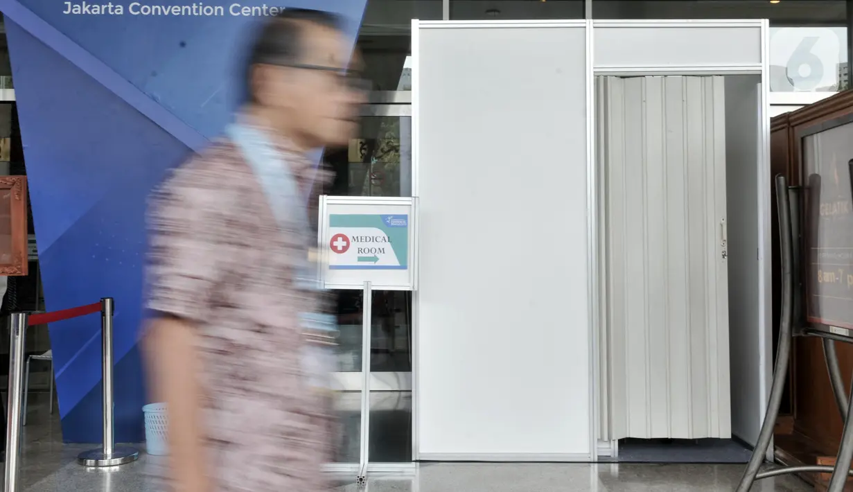 Pengunjung melintasi ruang medis yang tersedia dalam GAIKINDO Indonesia International Commercial Vehicle Expo (GIICOMVEC) 2020 di JCC, Jakarta, Kamis (5/3/2020). Pihak GIICOMVEC memeriksa suhu tubuh pengunjung untuk mengantisipasi penyebaran virus corona (COVID-19). (merdeka.com/Iqbal Nugroho)
