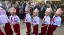 Murid baru kelas satu saat mengikuti pelaksanaan MPLS (Masa Pengenalan Lingkungan Sekolah) di SDN Meruyung, Depok, jawa Barat, Senin, 13 Juli 2007. (KLY/ Arie Basuki)