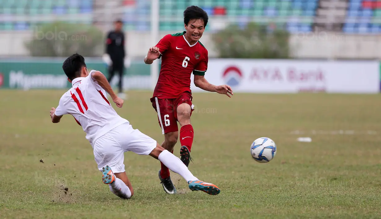 Pemain Timnas Indonesia U-19, Muhammad Iqbal, dihadang pemain Vietnam pada laga AFF U-18 di Stadion Thuwunna, Yangon, Senin (11/9/2017). Indonesia kalah 0-3 dari Vietnam. (Liputan6.com/Yoppy Renato)