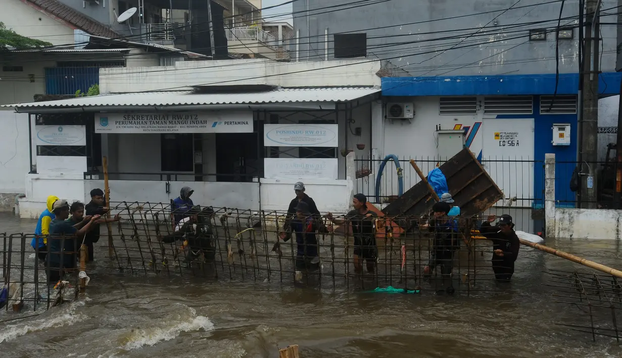 Sebelumnya, tanggul sepanjang 20 meter ini jebol akibat tingginya debit air di aliran sungai. (merdeka.com/Arie Basuki)
