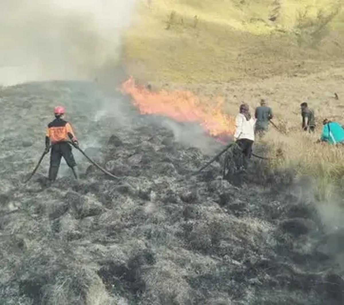 Namun sebelum itu, harus dipastikan semuanya aman dan tidak ada api maupun asap karena kalau masih ada asap maka artinya di bawah kemungkinan masih ada api.