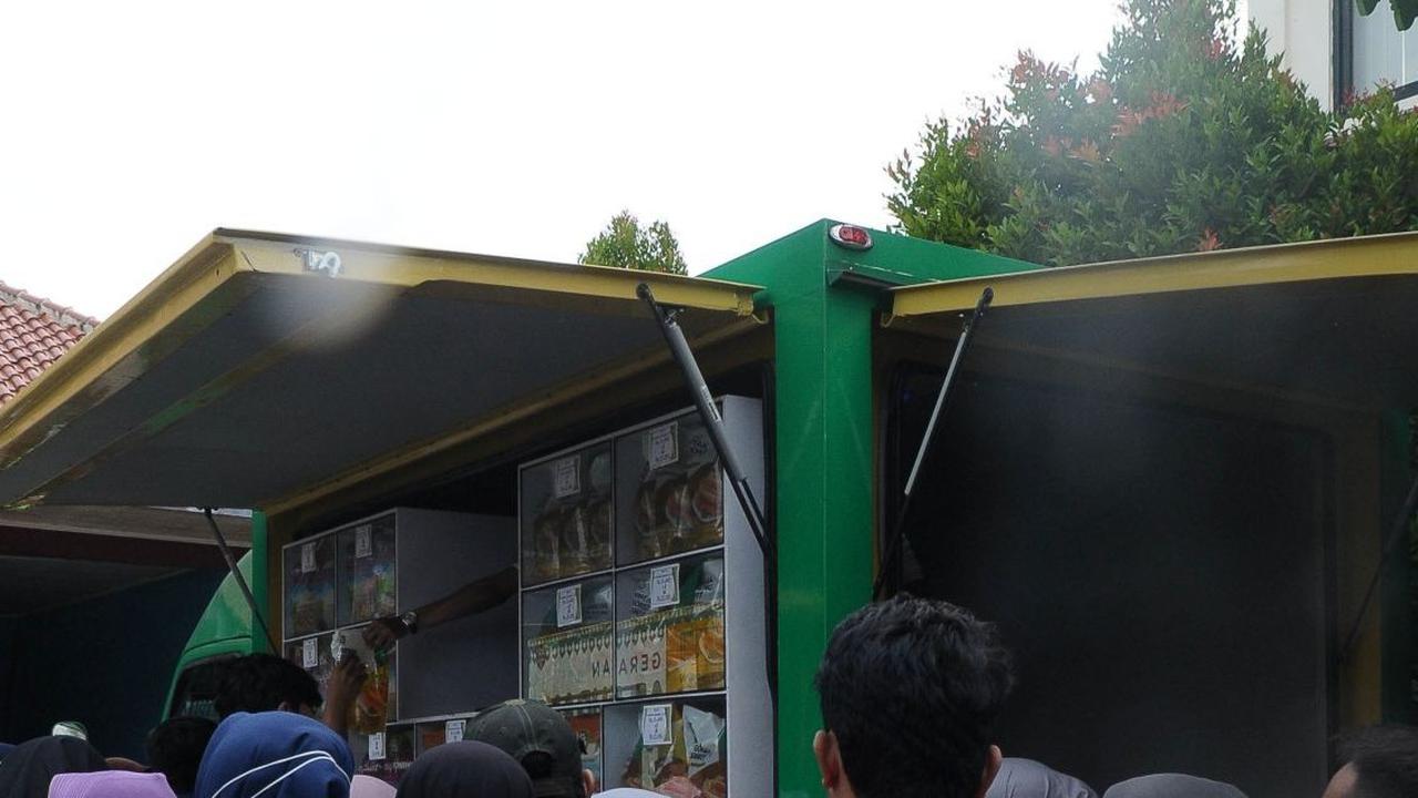 FOTO: Antusiasme Warga Menyerbu Paket Sembako Bersubsidi di Kelurahan Duren Sawit, Jakarta
