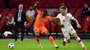 Penyerang Belanda, Steven Bergwijn, berebut bola dengan penyerang Polandia, Krzysztof Piatek, pada laga UEFA Nations League di Stadion Johan Cruijff Arena, Amsterdam, Sabtu (5/9/2020) dini hari WIB. Belandang menang 1-0 atas Polandia. (AFP/John Thys)
