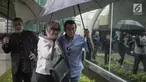 Rhoma Irama memayungi istrinya Ricca Rachim saat hadir dalam konferensi pers indosiar Ramadhan Penuh Berkah di Jakarta, Kamis (26/4). Rhoma Irama terlihat romantis saat memayungi istrinya Ricca Rachim. (Liputan6.com/Faizal Fanani)