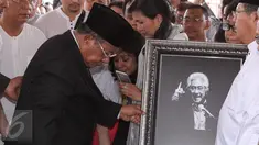 Menko Perekonomian Darmin Nasution saat menghadiri pemakaman Pengacara Senior Adnan Buyung Nasution di TPU Tanah Kusir, Jakarta Selatan, Kamis (24/9/2015). (Liputan6.com/Angga Yuniar)