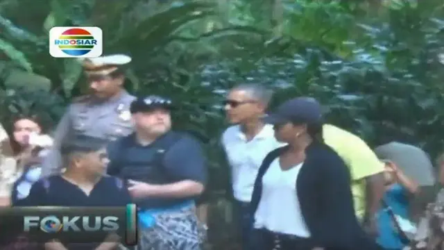 Mantan presiden Amerika Serikat Barack Obama mendatangi obyek wisata Tirta Empul di Gianyar, Bali. 