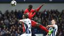 Penyerang Liverpool, Divock Origi, duel udara dengan dua pemain West Bromwich Albion. Pada laga tersebut Liverpool mendominasi pertandingan dengan penguasaan bola hingg 61 persen sementara West Bromwich Albion hanya 39 persen. (EPA/Will Oliver)