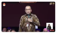 Ketua KPU RI Hasyim Asy'ari memberikan pidato di awal debat terakhir Pilpres 2024 yang digelar di Jakarta Convention Center (JCC), Senayan, Jakarta Pusat, Minggu (4/2/2024). (Tangkapan Layar YouTube KPU RI)