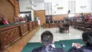 Suasana sidang lanjutan kasus ujaran kebencian terdakwa Ahmad Dhani di PN Jakarta Selatan, Senin (28/1). Dalam sidang beragendakan vonis tersebut, hakim menuntut Ahmad Dhani dengan pidana penjara 1 tahun 6 bulan. (Liputan6.com/Faizal Fanani)