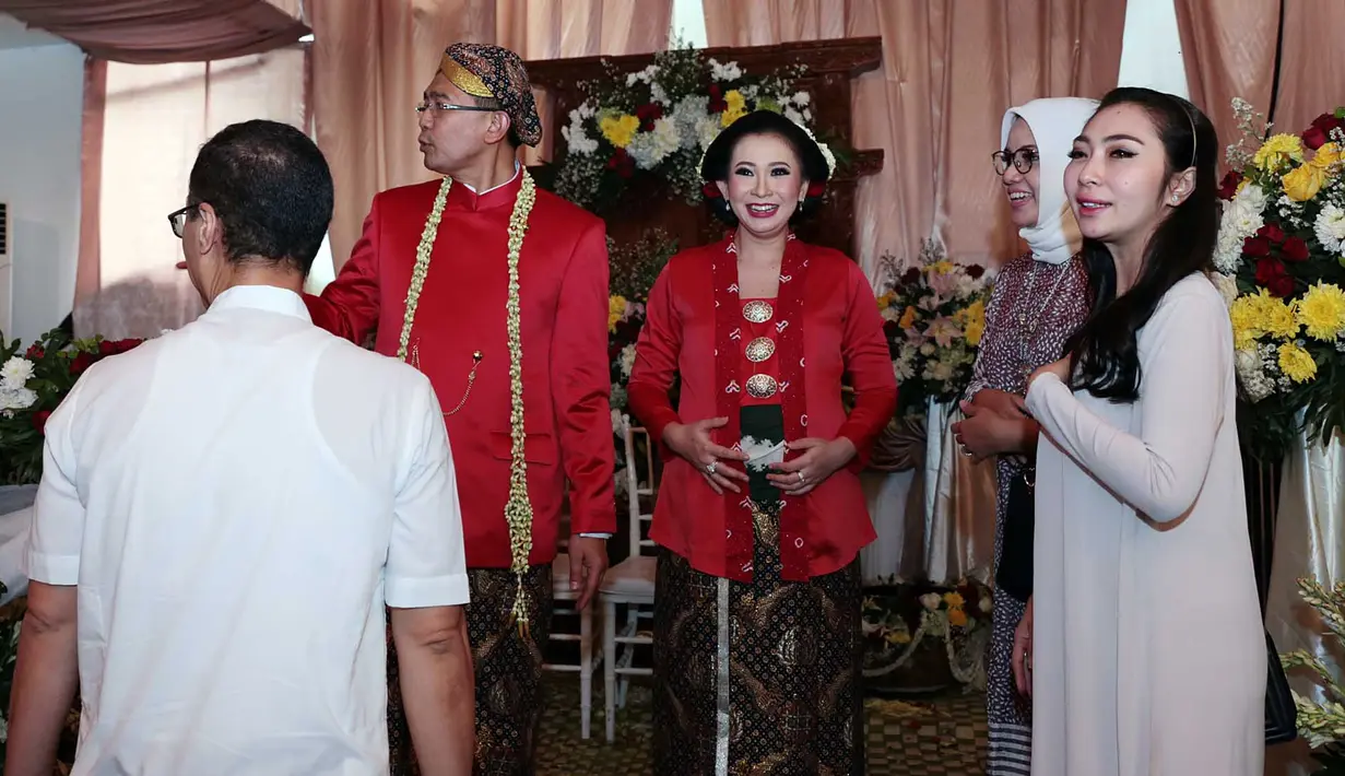 "Cowok jenis kelaminnya. Hasil USG, dan ritual Mitoni dari waktu mecahin kendi. Jadi kalau kendinya ujungnya tidak pecah berarti cowok, sebenarnya jenis kelaminnya mau laki atau perempuan tidak apa-apa," ungkap Poppy. (Deki Prayoga/Bintang.com)
