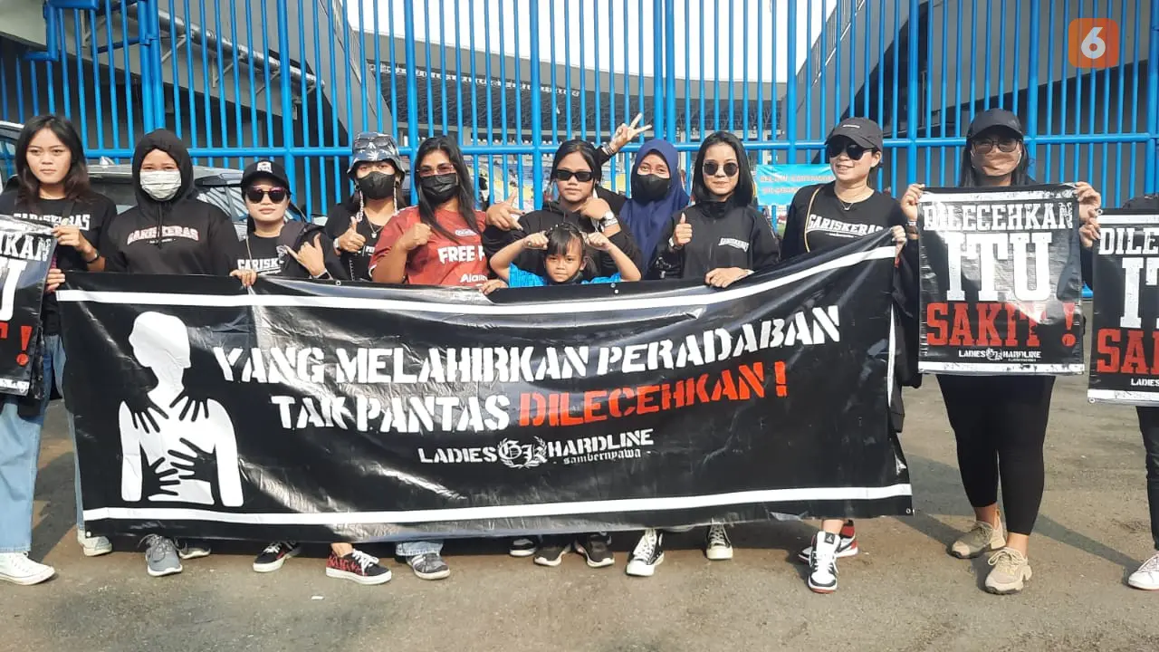 Suporter Wanita Persis Solo Bentangkan Spanduk Sepak Bola Harus Bebas Seksisme