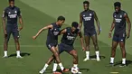 (Dari kiri) Pemain Real Madrid #41 Marvel, #11 Rodrygo, #5 Jude Bellingham, #07 Vinicius Junior dan #18 Aurelien Tchouameni menghadiri sesi latihan di kompleks pelatihan Real Madrid City di Valdebebas, pinggiran Madrid, 24 Agustus 2023. (JAVIER SORIANO / AFP)