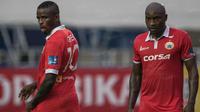 Pemain Persija Jakarta, Emmanuel Kenmogne dan Greg Nwokolo (kiri) saat tampil melawan PS TNI pada laga TSC 2016 di Stadion Pakansari, Bogor, Jumat (14/10/2016). Persija menang 2-1 atas PS TNI. (Bola.com/Vitalis Yogi Trisna)