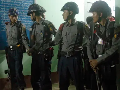Petugas kepolisian melakukan penjagaan di kamar mayat rumah sakit di pinggiran kota Yangon, Myanmar, Minggu (29/1). Seorang pengacara Muslim terkemuka dan anggota dari partai yang berkuasa di Myanmar, Ko Ni, ditembak mati. (AP Photo/Thein Zaw)