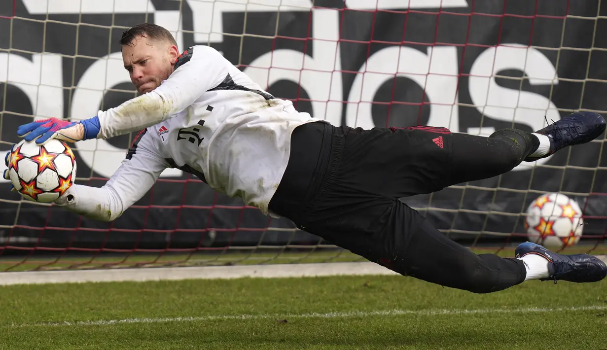 Kiper Bayern Munchen Manuel Neuer menangkap bola saat sesi latihan sebelum leg kedua babak 16 besar Liga Champions di Munich, Senin (7/3/2022). Bayern Munchen akan menjalani laga leg kedua melawan RB Salzburg di Allianz Arena pada Rabu (9/3) dini hari WIB. (AP Photo/Matthias Schrader)
