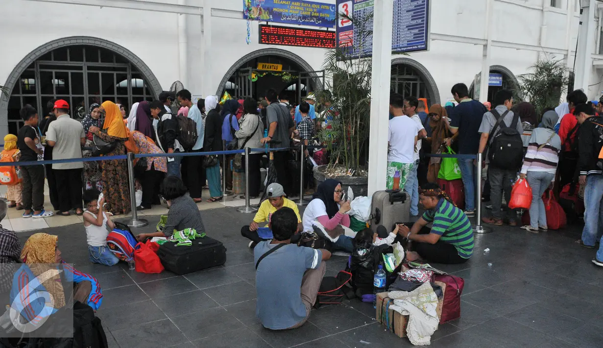 Sejumlah pemudik tampak menunggu di Stasiun Senen pada H+3 Lebaran, Jakarta, Senin (20/7/15). Para pemudik berencana pulang kampung pada H+3 karena tidak mendapatkan tiket sebelum Lebaran. (Liputan6.com/Herman Zakharia)