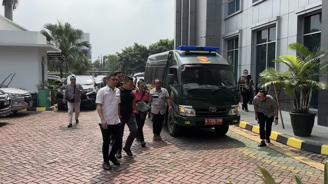 Tersangka kasus dugaan tindak pidana korupsi dalam pengelolaan tata niaga komoditas timah, Tamron alias Aon diserahkan Kejagung ke Kejari Jaksel.