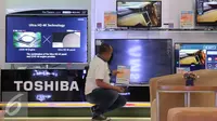 Pekerja menjaga stan Toshiba di Elektronic City, Jakarta, Rabu Kamis (4/2). Kabar penutupan dua pabrik PT Panasonic Lighting di Jawa Timur dan Jawa Barat, tidak akan memengaruhi bisnis penjualan Panasonic di Tanah Air. (Liputan6.com/Angga Yuniar)