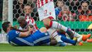 Bek Stoke City, Bruno Martins Indi, bersitegang dengan striker Chelsea, Diego Costa. Meskipun kerap mendapatkan perlakuan kasar, namun striker Chelsea, Diego Costa, tetap mampu mengontrol emosinya. (EPA/Peter Powell).