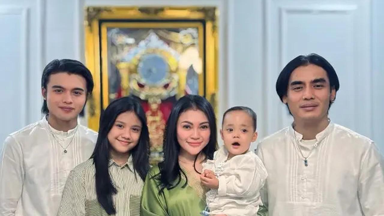 Potret Kelulusan Anak Charly Van Houten, Momen Manis yang Curi Perhatian