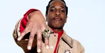 A$AP Rocky, Ambassador Chanel, tampil mengenakan grain suede blouson yang dipadukan dengan heart wool silk shirt serta linen mélange stretch pants, Look 19 dari koleksi Fall-Winter Ready-to-Wear 2026. Dipadukan dengan aksesori, tas, dan sepatu dari Chanel. (Foto: Chanel.dok)