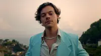 Potret Tampilan Fashion Harry Styles dalam Video Klip Single Terbarunya “Golden” (dok. YouTube/Harry Styles/ Brigitta Bellion)