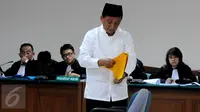 Mantan Bupati Bangkalan Fuad Amin bersiap menjalani sidang lanjutan beragenda pemeriksaan terdakwa di Pengadilan Tipikor, Kamis (17/9). Fuad mengaku menerima uang suap dari PT Media Karya Sentosa terkait proyek eksplorasi gas. (Liputan6.com/Helmi Afandi)