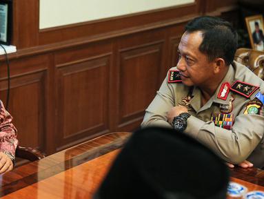 Ketum Pengurus Besar Nahdlatul Ulama, Said Aqil Siradj (kiri) berbincang dengan Kapolda Metro Jaya, Irjen Tito Karnavian di Kantor PBNU, Jakarta, (23/12). Kedatangan Kapolda membahas keamanan jelang Natal dan Tahun Baru 2016. (Liputan6.com/Faizal Fanani)